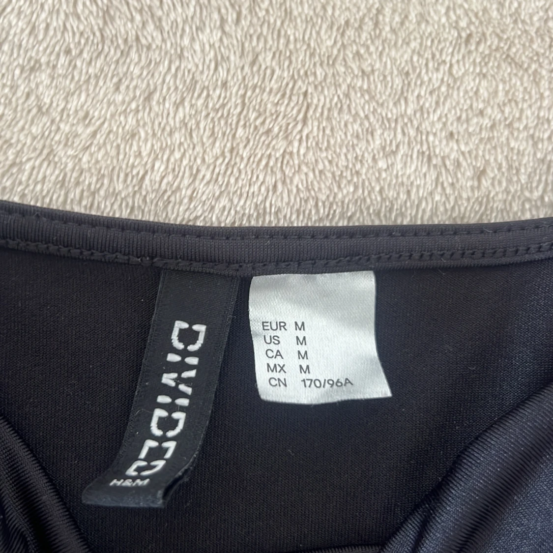 Svart klänning från divided  - 90