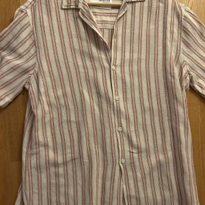 Selected Homme tröja - En snygg sommartröja från selected Homme i mycket fint skick. Nypris 600kr.  