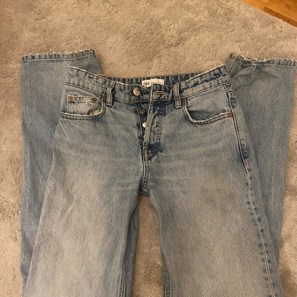 Säljer dessa midwaist straight zara jeans i storlek 34. Jeans & Byxor.