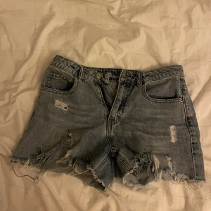 snygga jeansshorts - Säljer dom här snygga jeansshortsen från LAB, pris kan diskuteras. Hör av dig vid frågor eller för fler bilder och kolla gärna in min profil. 
