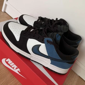 Nike dunk low - Nike dunk low storlek 44, mycket bra skick då de knappt är använda. Köpta på JD sports förra året