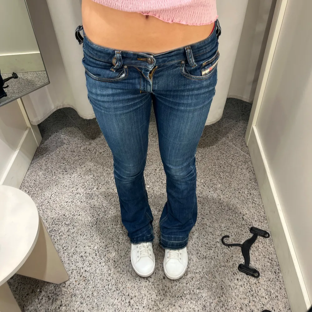 Ett par skit snygga low waist jeans, sitter jättefint. Lite slitna där nere eftersom jag sprett upp dem❤️🎀. Jeans & Byxor.