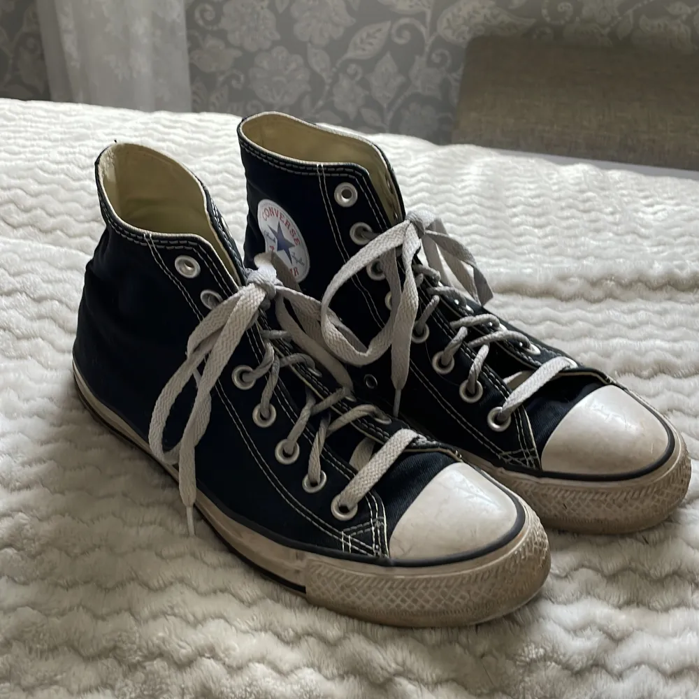 Chuck Taylors i svart 🖤Använda men i gott skick utan repor. Missfärgade snören och sulor, men jag vitar upp det så gott det går innan jag fraktar dom!. Skor.