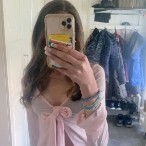 Gina knyt tröja - Säljer pga att jag inte andnöden den. Bara andvönd två gånger så den är i bra skick. Köpt för 300 säljer för 200 eftersom den är typ helt ny 