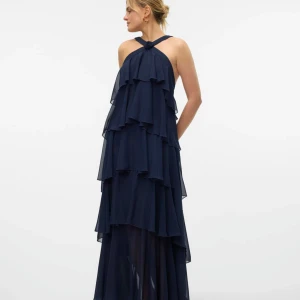 Klänning - Säljer denna helt slutsålda drömmen i storlek S.  Den är helt oanvänd och etiketterna är kvar då den tyvvär beställdes i fel färg! Vid eventuella frågor eller funderingar kom privat 💓💓