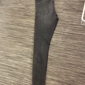 Perfect jeans  - Jeans från Gina tricot,  Perfect Jeans i storlek 42.  Låg midja.