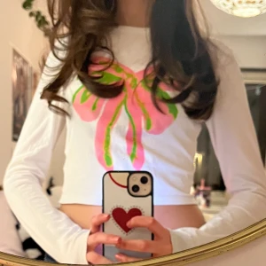 Supersöt rosett topp!!  - Extremt gullig och gin rosett topp från monki!! Köpte den förra året men kommer inte till användning, endast testad! 