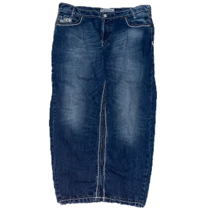 Vintage baggy jeans - Dessa baggy jeans är super coola med vitt broderi med inga skador 🙌🏼🙌🏼