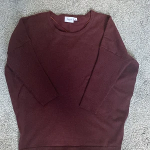 Stickad vinröd trekvartsärmad tröja - En jättesnygg trekvartsärmad stickad tröja, som är vinröd. Den är också helt i nyskick🥰