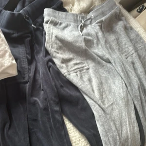 JUICY COUTURE  - Ett par blåa och ett par grå juicy couture byxor båda i storlek xs. Bäst skick på de grå men annars är både i bra skick!  Kan säljas båda för 800 kr och styck pris 500 kr🥰