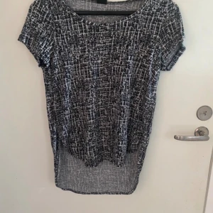 Tshirt  - T shorts storlek m