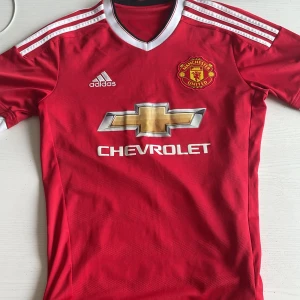 Manchester united tröja äkta  - En Manchester United tröja retro äkta och väldigt bra skick. Men kan tillkomma nån liten fläck 