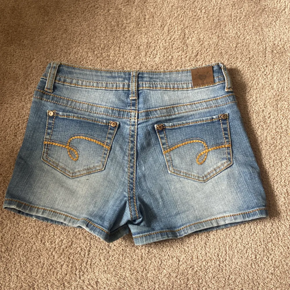 Söta jeans shorts från Justice i bra skick mid waist  Mått: Midja:68 Runt ben:44cm  . Shorts.