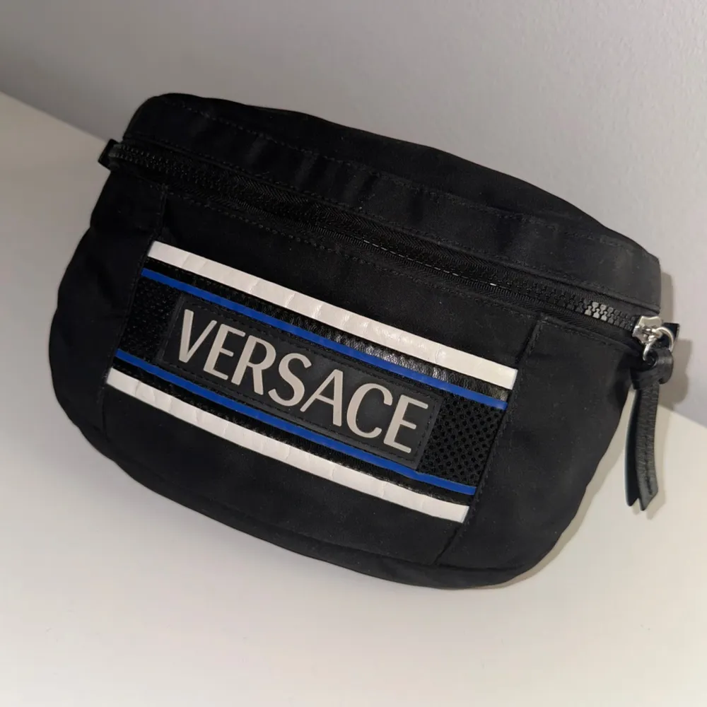 En Versace axel/midja väska som är väldigt fin och unik. Inköpt från FARFETCH för 2-3 år sen för 490€. Har tyvärr ingen användning av den i dagsläget. . Väskor.