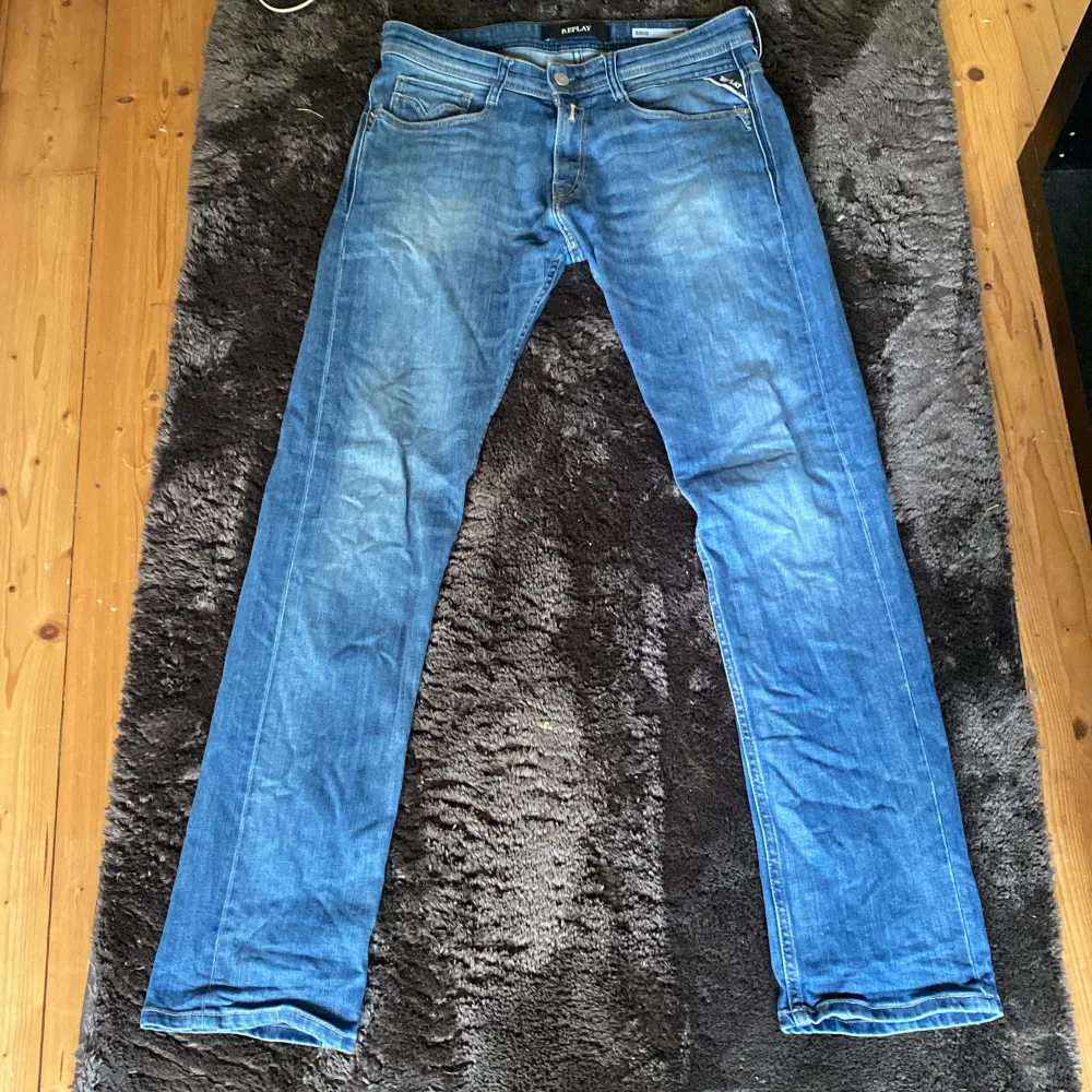 Tjena säljer mina riktigt feta replay jeans strl 29/32 Modell Rocco slim fit Nypris 1200 mitt pris 400 och skick 9/10. Jeans & Byxor.