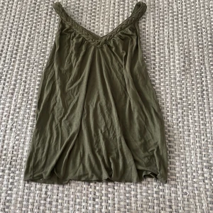 Grön topp  - Söt grön topp från H&M som inte kommer till användning längre💕ett mjukt tunt material som är perfekt till sommaren💕💕