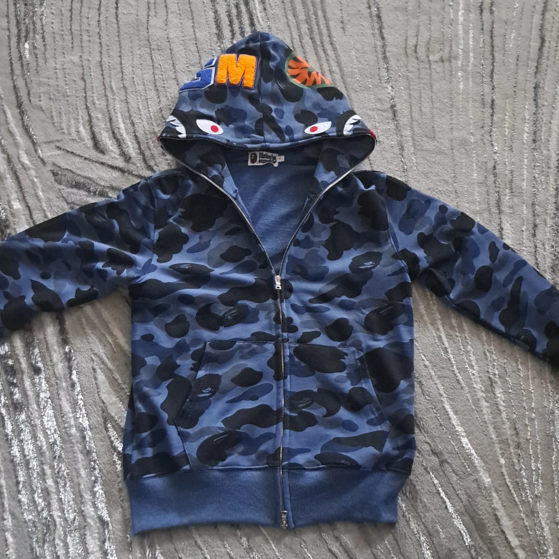 Bape Hoodie,har inte använt den på länge nu den har inga problem har inte använt den nån gång och allt är som de ska vara (pris kan diskuteras)