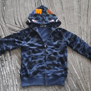 Bape Hoodie,har inte använt den på länge nu den har inga problem har inte använt den nån gång och allt är som de ska vara (pris kan diskuteras) - S