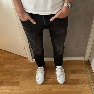 LEE jeans  - Hej, säljer nu dessa Lee jeans i en svart/ mörk grå färg. Dem är i modellen slim fitt och storleken W32/L32. Modellen på bilden är 184cm lång och väger 70kg. Inga defekter och är näst intill oanvända. Tveka inte på att kontakta vid frågor ✅🙌🔥