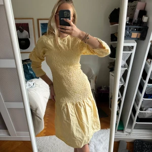 Klänning från Gina Tricot - Supersnygg ful klänning från Gina Tricot i storlek S/36