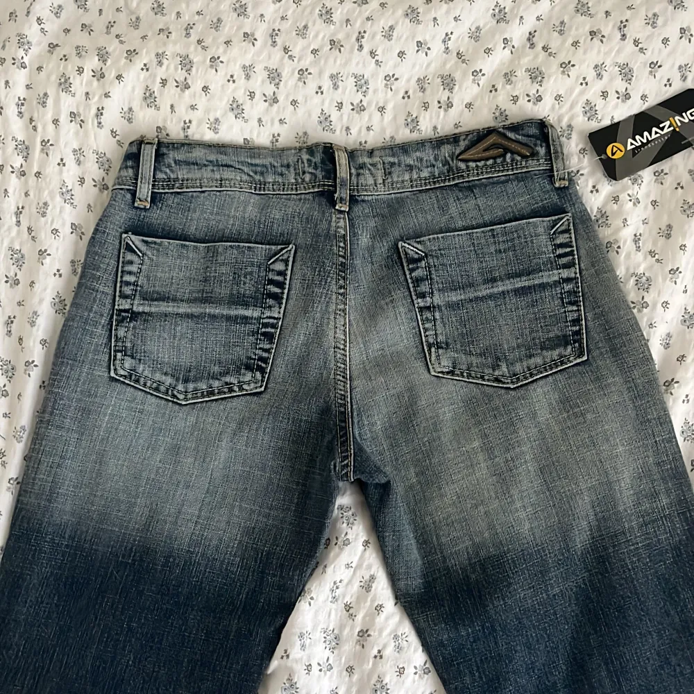 så snygga lågmidjade oanvända bootcut  jeans. tyvärr för långa och stora på mig :/ midjemått rakt över 36 cm. Innerbenslängden är 82 cm (Den första bilderna är lånade) . Jeans & Byxor.