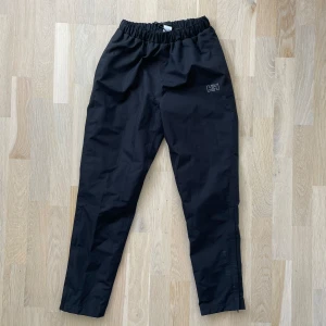 Helly Hansen regnbyxor  - Knappt använda Helly Hansen regnbyxor, lite smalare modell i storlek XS. 