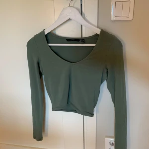 Grön topp - Fin topp från Vero Moda! Säljer för att den inte kommer till användning längre. Bra skick💚