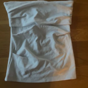 Tubtopp - Super snygg tubtopp från Zara som tyvärr är för liten. Endast använd en gång. 💕