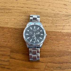 Regal klocka - Snygg regal klocka som inte kom till användning. 