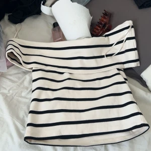 Helt oanvänd top  - Oanvänd top ifrån gina om du har frågor hör av dig, prislapp finns kvar💗