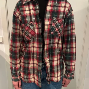 Flanellskjorta - En snygg flanellskjorta som jag köpt på second hand men det är i bra skick. Det är medeltjockt tyg så man kan använda den som vanlig skjorta inomhus. Det står inte storlek men jag är 170 cm☺️