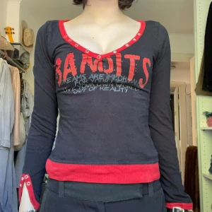 Långärmad tröja - Snygg långärmad tröja med knappar på både ärmarna och framtill som går att knäppa! Skriv ifall du har frågor🤘🤘