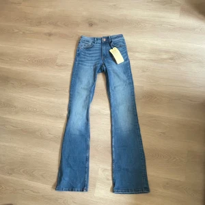 Flared jeans blåa - Bra skick, aldrig använda! Säljer för att dem är för små❤️ 340kr+ frakt Nypris: 499kr