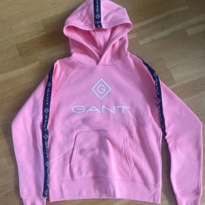 Gant hoodie - Mycket bra skick, använd ett fåtal gånger. Storlek 158/164