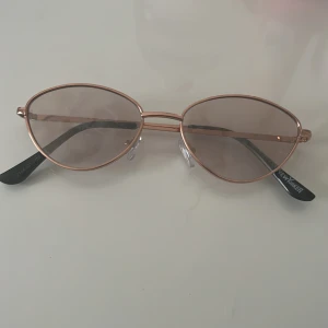 Cateye solglasögon💗 - snygga solglasögon från New yorker, bra skick knappt använda, skriv vid frågor💕