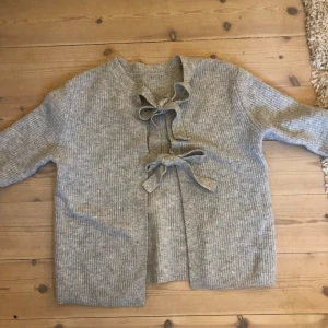 Jättefin kofta med band att knyta. - Mysig kofta från Pieces (Vero Moda). Köpt för 349kr