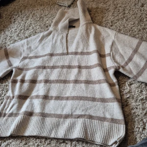 Stickad randig tröja  - En fin höstig stickad tröja från Gina! Super bra skick! Använd få gånger 