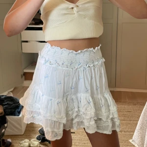 NEO NOIR volangkjol - Så söt volangkjol från Neo Noir med volanger och broderidetaljer🤍 Storlek 38 med resår i midjan, sitter bra på mig som har S. (Fler bilder finns vid intresse)