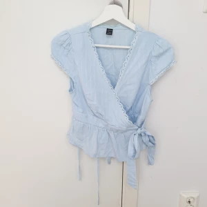 Blå sommar topp - Jätte fin blå topp från Shein. Har två snören man kan knyta lite hur man vill. Säljer pga att den va för liten för mig. Har storlek S och tog strl M på den. Aldrig använd och säljer för 40 kr.