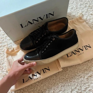 Lanvin cap toe  - Lanvins i 7-8/10 använda en del men fina fortfarande. Allt og medföljer o sjävklart äkta. Hör av dig vid funderingar och pris går att diskuteras mvh Mh.sellout
