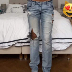 Straight jeans - Såååå snygga straight jeans som passar till allt!💕 det står att de är i storleken 31, men passar på mig som har 27/26 så de är lite baggy❤️  Pris kan alltid diskuterar och skriv vid funderingar!❤️