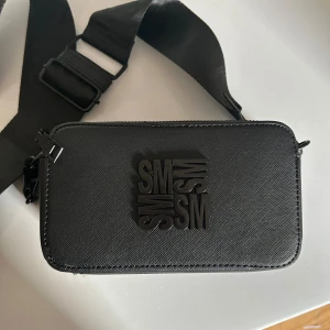 Steve Madden väska - Helt ny oanvänd!! Den har två fack som är separata med dragkedja. Axelremsväska. ⭐️