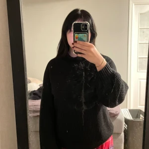 Stickad tröja - stickad långärmad som är varm och är stor i storlek, står xxs men skulle säga storlek S annars🤗 kontakta mig om ni har några frågor<3