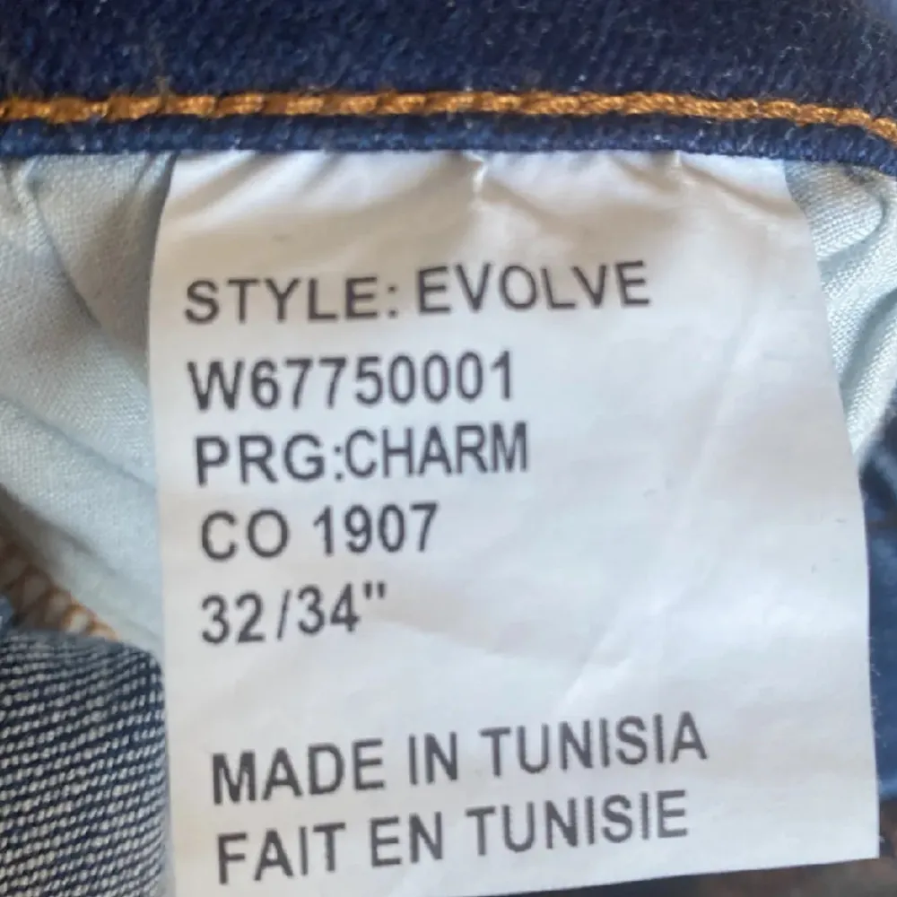 Säljer ett par Tiger of Sweden jeans slim fit i modellen ”Evolve” | Storlek 32/34 | Jeansen är i nyskick, inga skavanker | Nypris: 1700kr, Vårt pris: 399kr | Hör av er vid frågor eller funderingar . Jeans & Byxor.