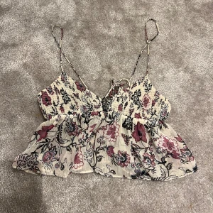 zara top - Supersöt top från zara💛 i bra skick och storlek xs