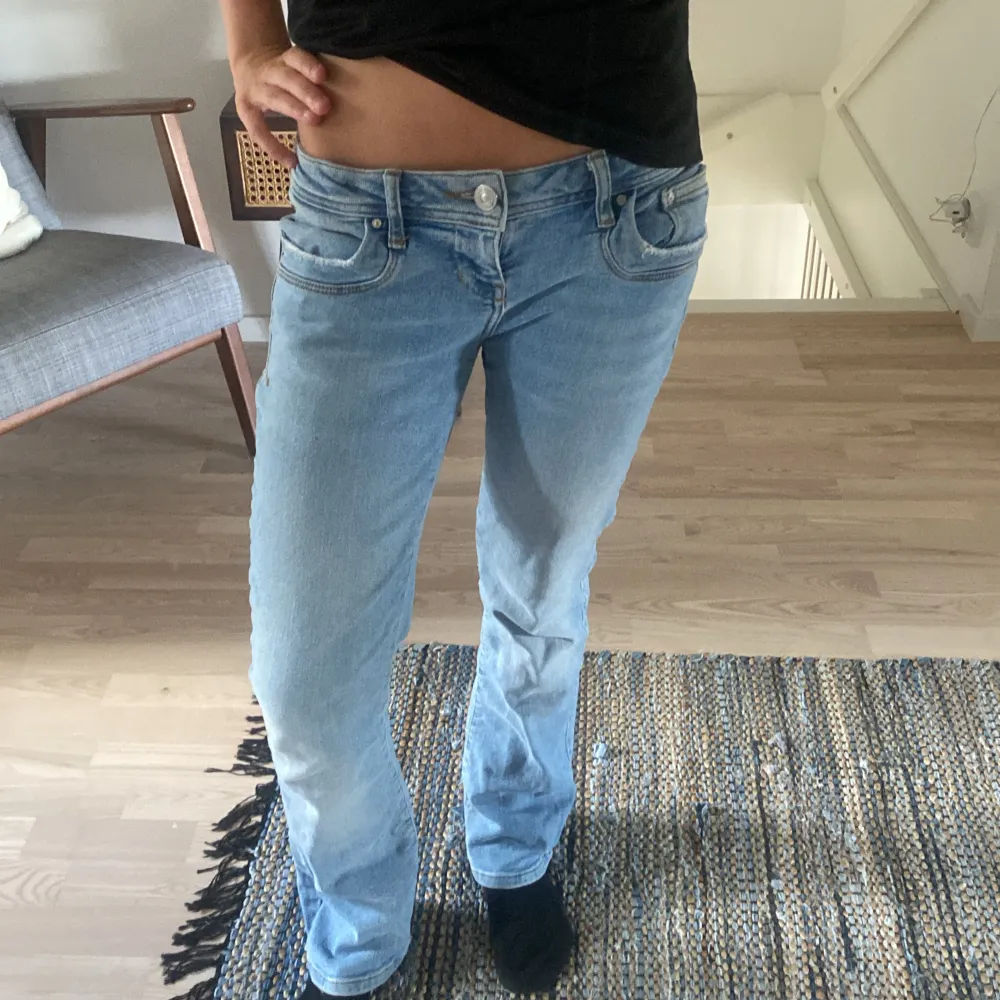 Säljer mina ljusblåa ltb jeans eftersom jag har inte använder så mycket längre!!❤️❤️ Jätte bra skick. Nypris: 1200kr. Jeans & Byxor.