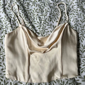 Fest topp!! - En jättefin ”glansig” topp/ linne från Zara som är för liten för mig, perfekt nu till sommaren! Använd 1 gång❤️Sitter en dragkedja på ena sidan