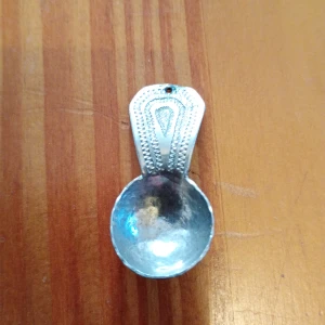 Skopa hänge Silverfärgade Tenn. Samisk stil. - Litet hänge skopa silver färgade Tenn.stämpel bak.