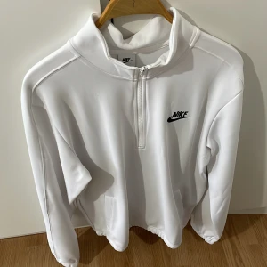Nike vit zip up  - Köpt från Zalando och jag använder inte den längre så tänkte sälja den!