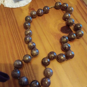Halsband med stora bruna pärlor. - Halsband med stora bruna pärlor.